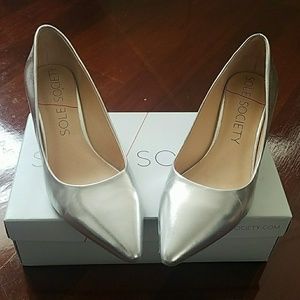 Silver Sole Society kitten heel pumps - 9
